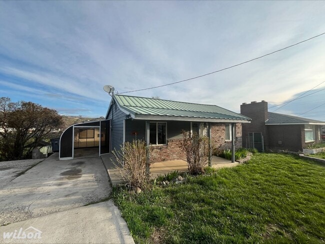 Building Photo - Large 3bd/1.5ba House in Selah, WA with a Large Backyard!