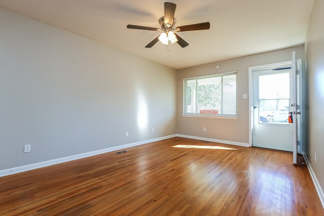 Building Photo - Lovely 3 Bedroom Brick Home