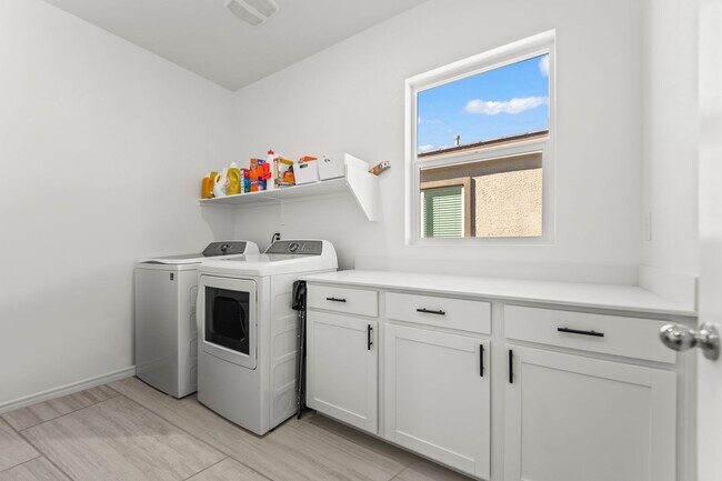 Foto del edificio - New Build, 4 bedroom, 3 full bathroom in the Master Planned Community; Landmark at Black Mountain...