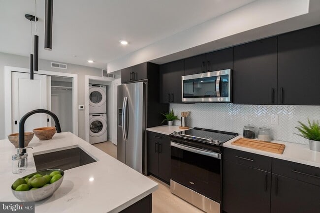 Foto del edificio - 6604 Ridge Ave