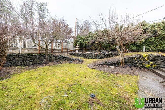 Building Photo - 8 E 16th Ave