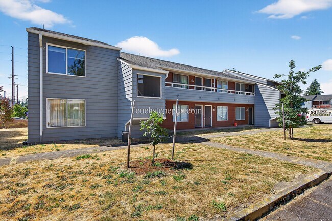 Foto del edificio - Updated 3 BR Apartment with Patio in Portland