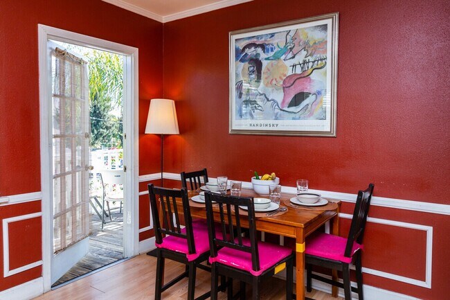 Building Photo - Fully Furnished/Equipped - Classic Hollywood