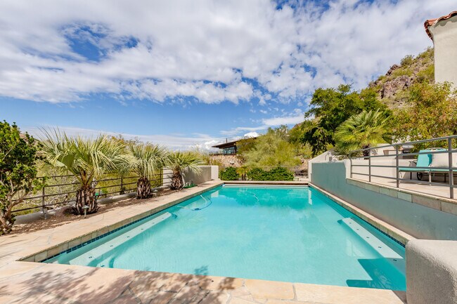 Foto del edificio - 7421 N Las Brisas Ln