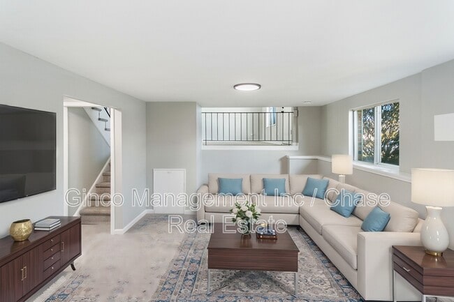 Building Photo - 18200 Fountainbleau Dr