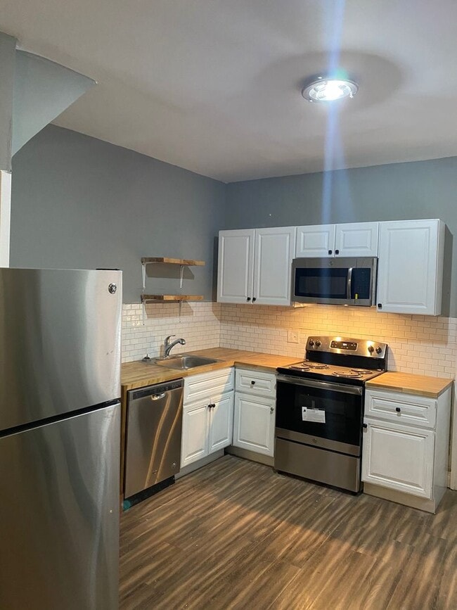 Building Photo - ? Available 11/1 – Renovated 4-Bedroom Hom...