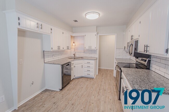 Building Photo - 501 Post Oak Ln
