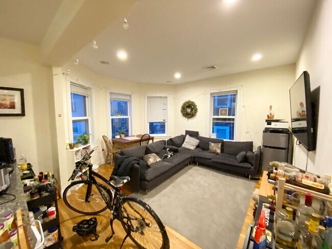 Foto del edificio - WOW!  STUNNING MISSION HILL 6 BED/3 BATH WITH IN-UNIT LAUNDRY