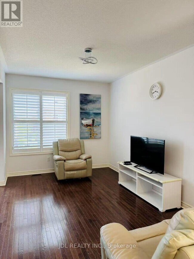 Building Photo - 15 Hawkes Dr