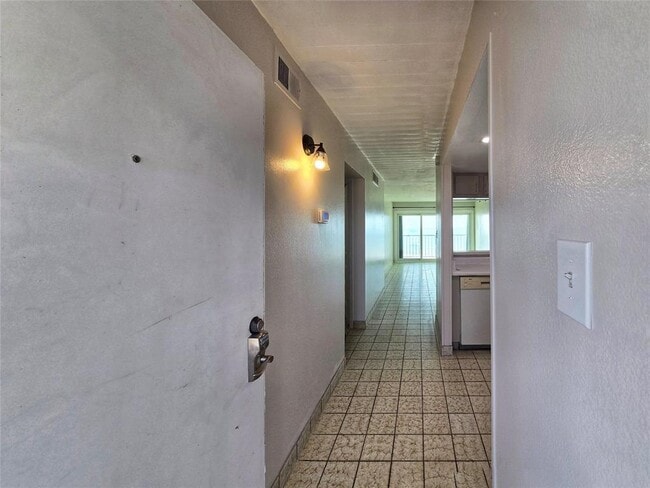 Building Photo - 7310 Seawall Blvd