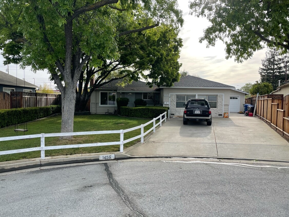 Primary Photo - 1456 Sharp Ave