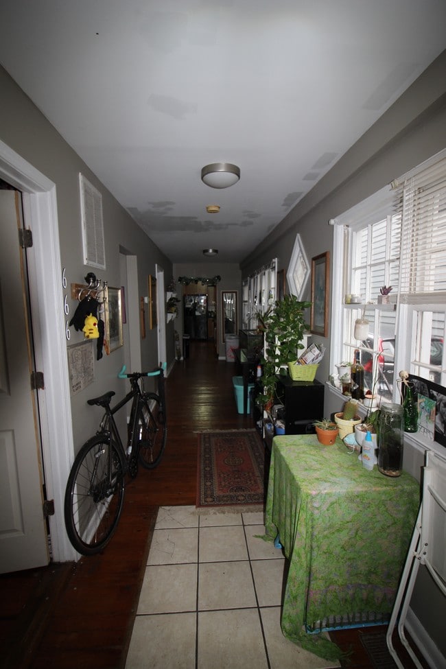 Building Photo - 35 Bogard St