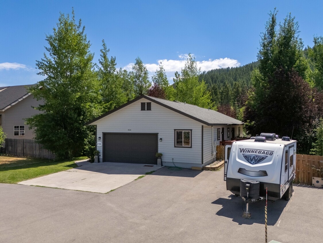 Primary Photo - 404 Snake River Dr