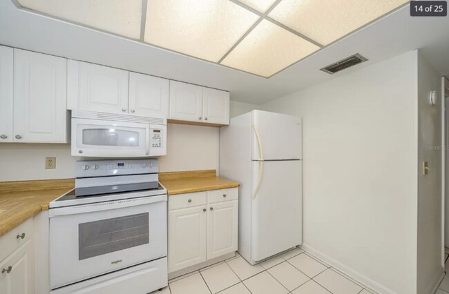 Building Photo - Townhome For Rent in Raintree Manor!