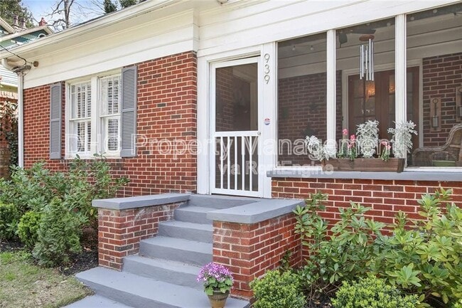 Photo - 939 Euclid Ave NE House