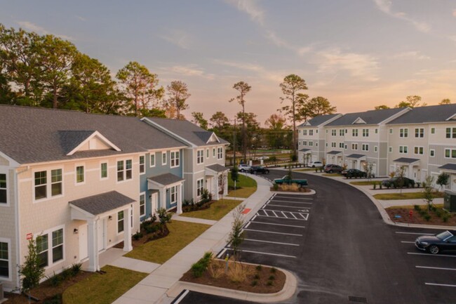 Foto del edificio - Riverwood Apartments & Townhomes