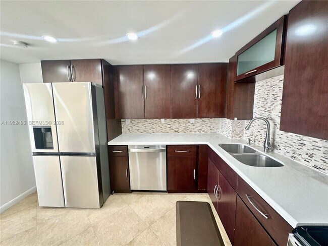 Foto del edificio - 3180 S Ocean Dr