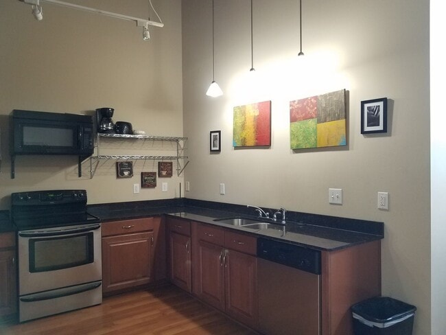 Building Photo - Furnished 2/2 - first floor unit