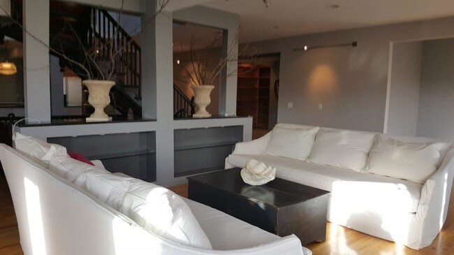 Building Photo - 715 Westminster St