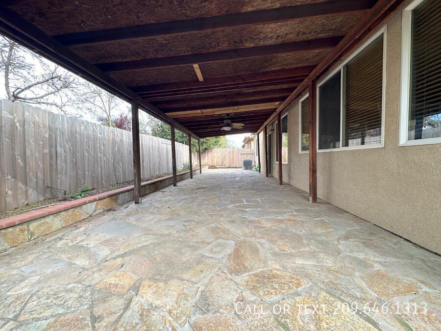 Building Photo - 2555 Crestmore Cir