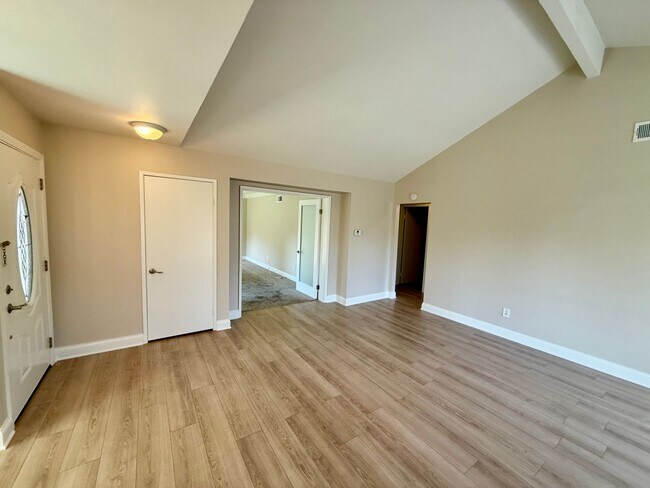 Foto del edificio - Updated Home in Leisure Village on the Perimeter