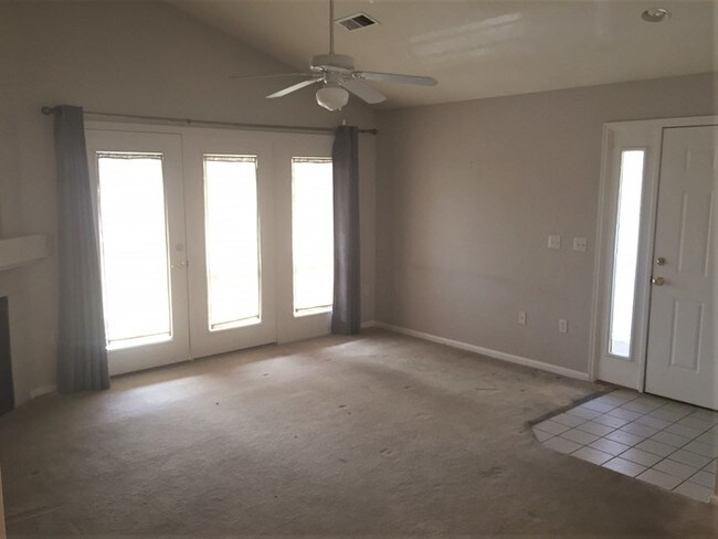 Building Photo - Lovely Lakeshore Condo with Garage
