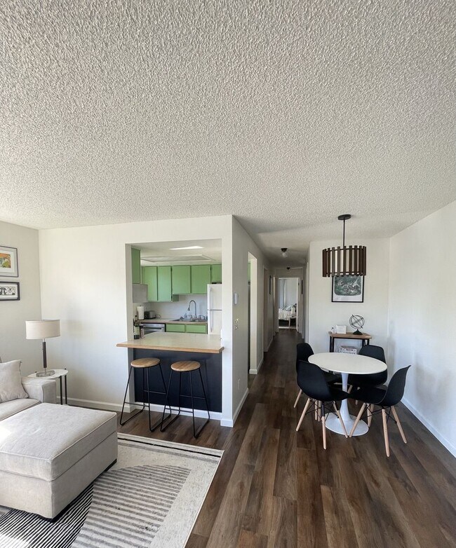 Building Photo - Waterfront Living Made Easy – Furnished 1-...
