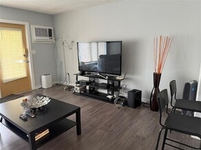 Building Photo - 1110 N Riverside Dr