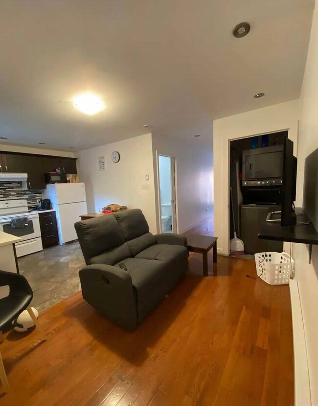 Building Photo - 3710 Av Coloniale