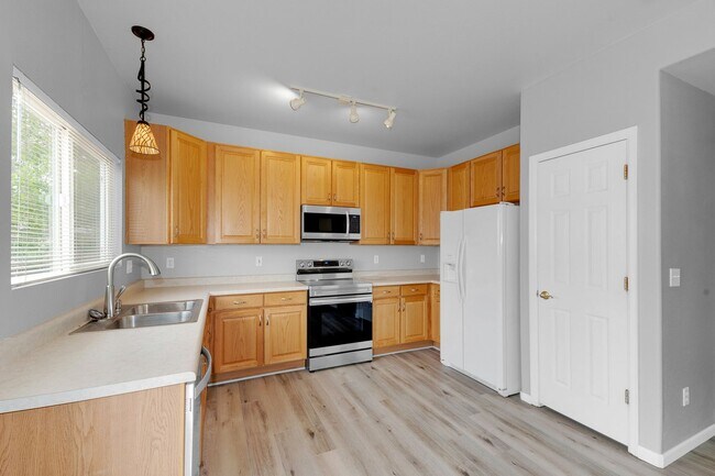 Building Photo - LOVELY TWO STORY HOME IN THE RANGE AT SPRI...
