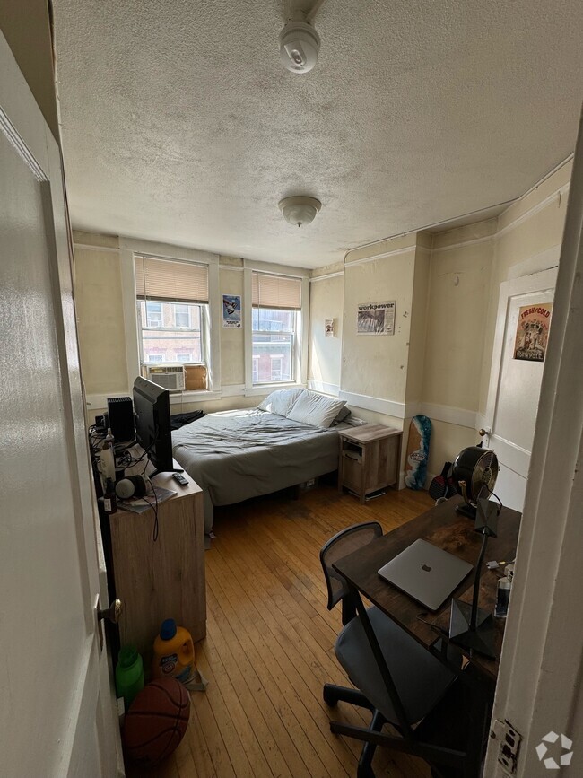 Building Photo - 161 Endicott St