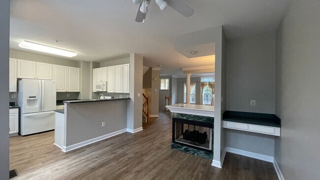 Building Photo - Classy 3 BR/2.5 BA EOG Townhome in Rockville!