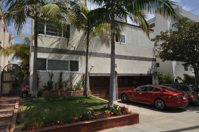 Great curbside appeal - 927 Euclid St