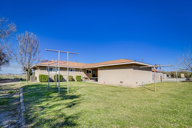 Foto del edificio - Charming Farmhouse Retreat in Northwest Bakersfield!