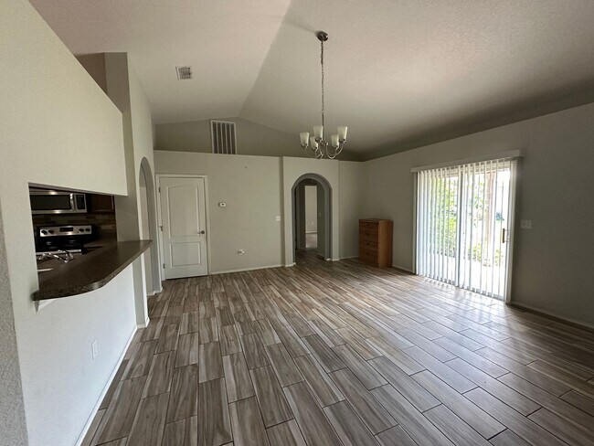 Building Photo - 3 Bedroom 2 Bathroom in Lake Wales