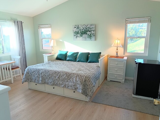 Building Photo - 1620 1/4 York Dr