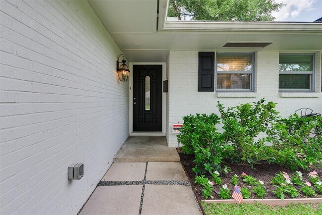 Building Photo - 8906 Bace Dr