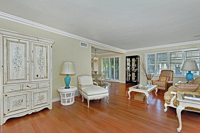 Sala de estar - 1233 N Columbus Ave