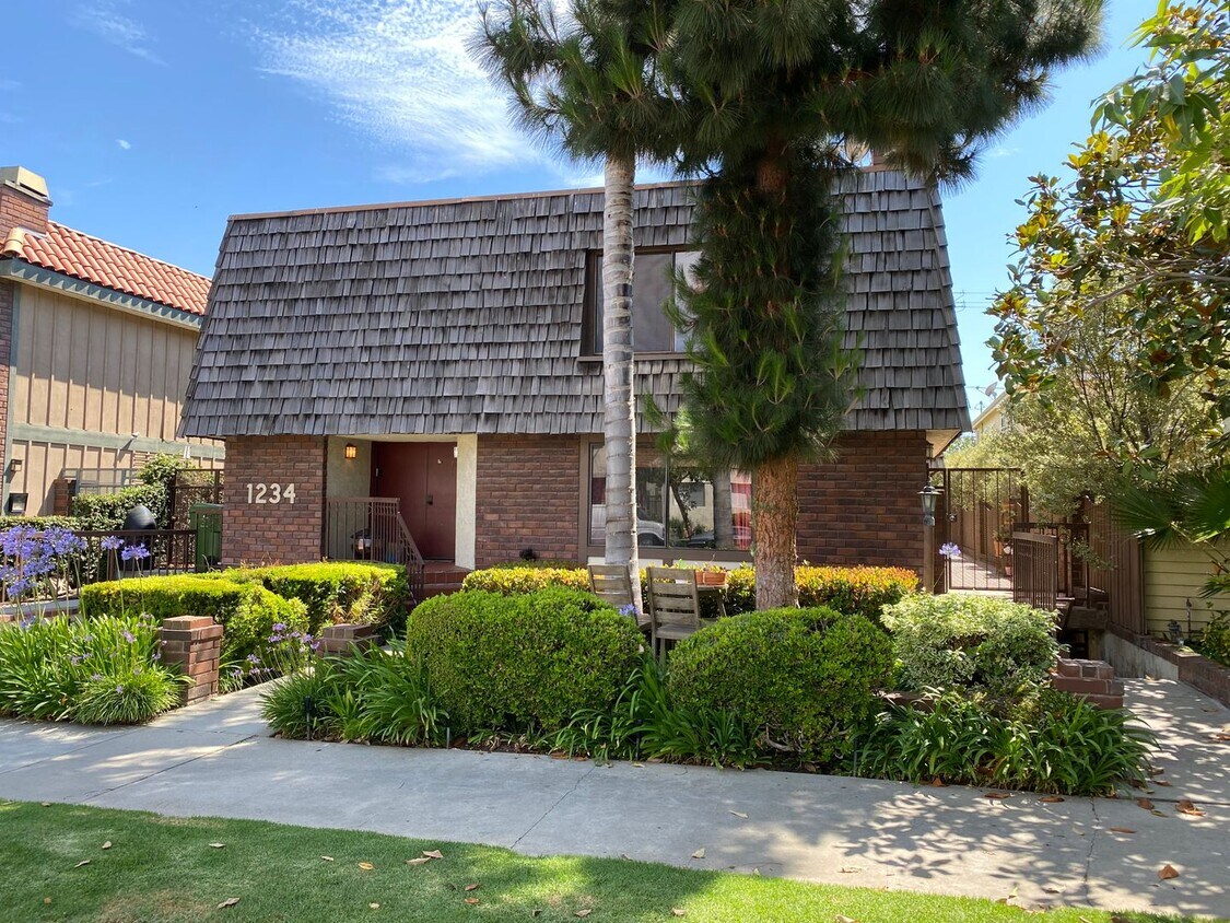 Primary Photo - Spacious and Renovated Santa Monica Townho...