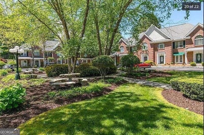 Building Photo - 2075 Pine Tree Dr