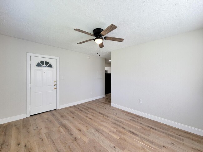 Foto del edificio - 711 Ave A Ave