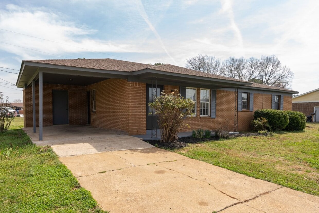 Primary Photo - Hot Listing in Athens – 4 Beds, Granite Co...