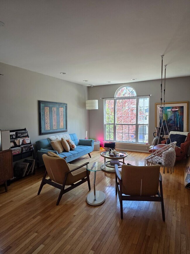 Foto del edificio - Stunning 3–4 Bedroom Townhome in Private Community | Garage + EV Charger | Deck with Tree Views