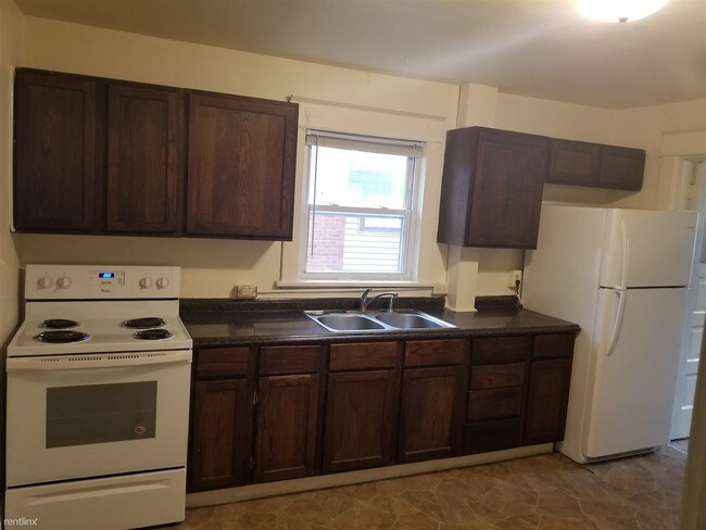 Building Photo - 2 br, 1 bath Duplex - 518 W 6th St  Side b...