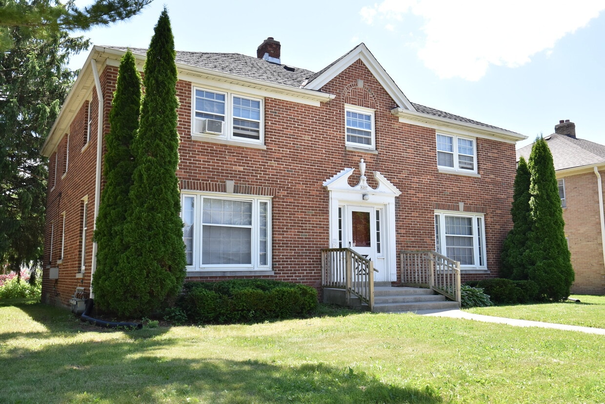 8207 W North Ave, Wauwatosa, WI 53213 Apartments Wauwatosa, WI