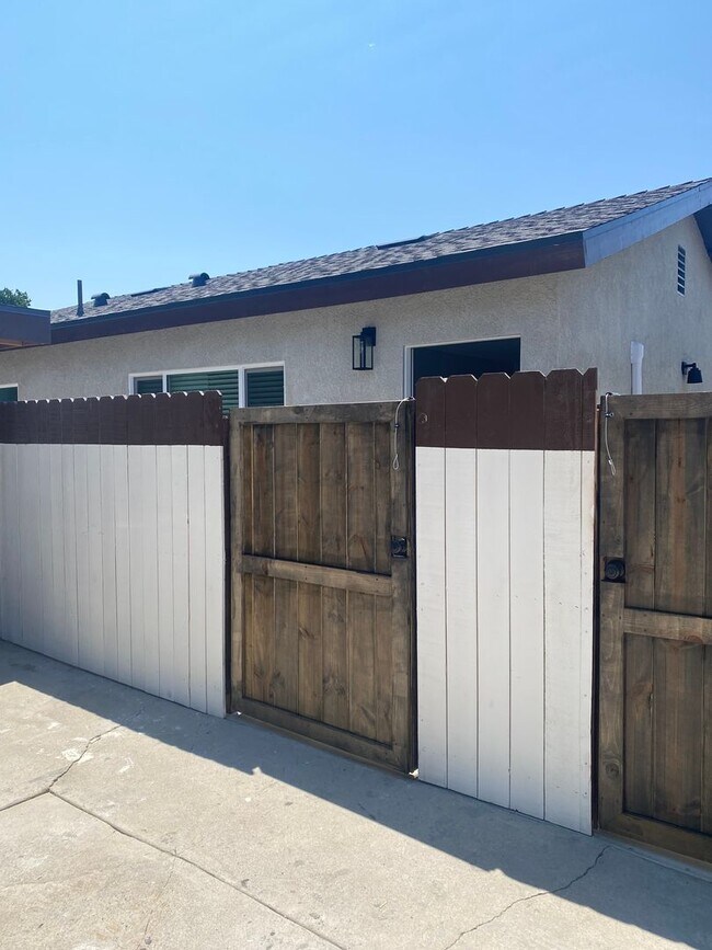 Building Photo - Recently remodeled 2 bed, 1 bath Condo in Central Simi Valley