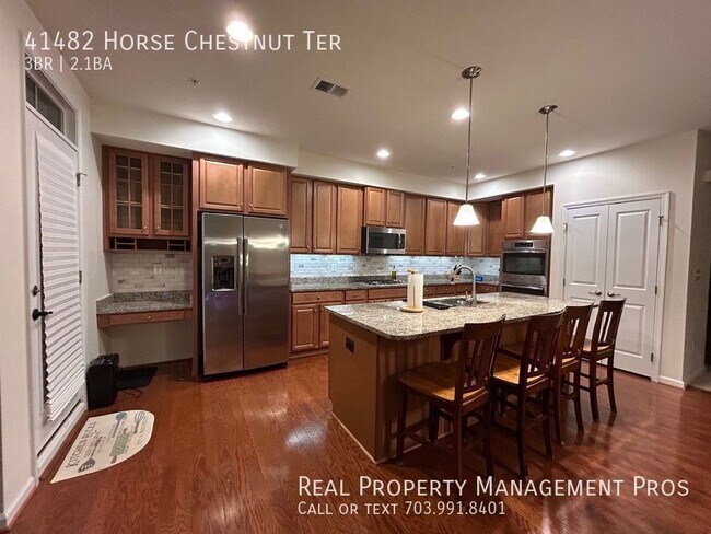 Building Photo - Beautifully Maintained End Unit For Rent i...