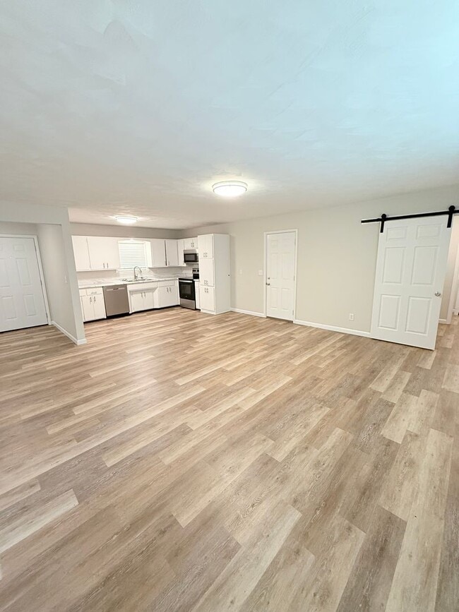 Building Photo - Ultra Open Floor Plan - Lots of New - Walk...