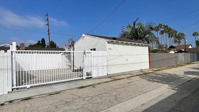 Building Photo - 10452 Balboa Blvd