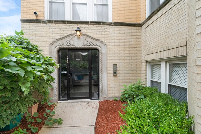 Building Photo - 1432 N Maplewood Ave